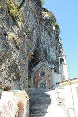 Felsenkiche Madonna della Corona 600 m über dem Etschtal