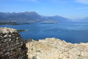Blick von Manerba del Rocca auf den Gardasee und die Isola del Garda