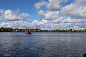 Schwimmende Sauna im See