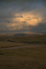 Blick auf die Insel Mageroya mit Regenbogen