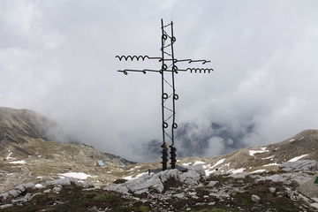 Kreuz aus Stacheldraht