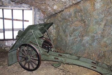 Geschützkaverne im Tunnel