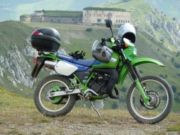 Unsere Kawasaki, im Hintergrund Fort Central